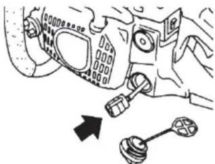 HITACHI CS 33EB - Nettoyage du filtre à carburant (Fig. 33) - 1