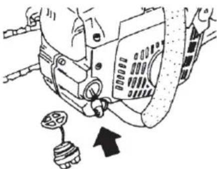 HITACHI CS 33EB - Nettoyage du filtre à huile de chaîne (Fig. 34) - 1