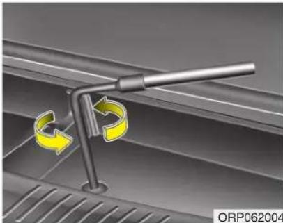KIA Carens (2015) - Retrait et rangement de la roue de secours - 2