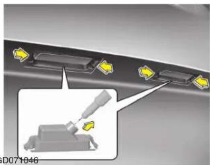 KIA Carens (2015) - Feu de recul et antibrouillard arrière (le cas échéant) - 2