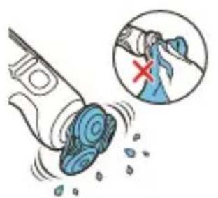 PHILIPS S9000 Prestige SP9863 - Cleaning the shaver under the tap - 4
