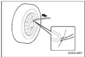 HYUNDAI Terracan (2003) - Dépose du chapeau de la roue de secours - 2