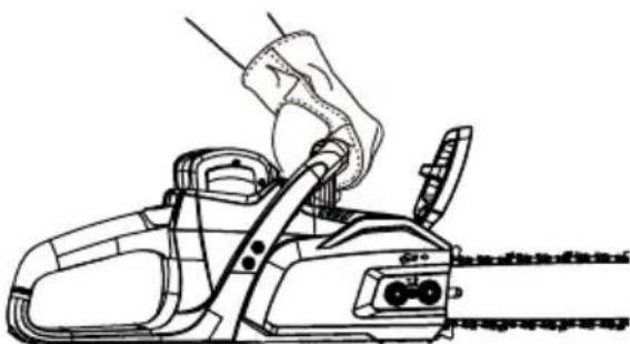 MCCULLOCH Li 40CS - HOLDING THE CHAINSAW - 1