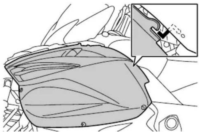 YAMAHA APEX XTX (2011) - Repose d'un cache latéral - 1