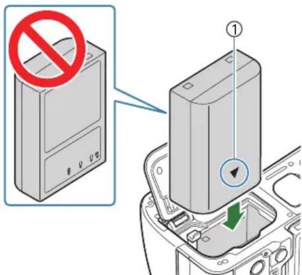 OM SYSTEM OM1 Mark II - Insertion de la batterie - 3