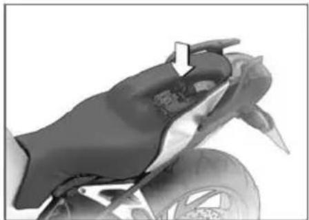 BMW K 1200 R (2007) - シートを取り外す - 2