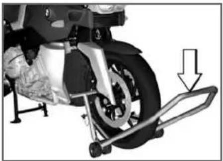 BMW K 1200 R (2007) - フロントホイールスタンドを取り付ける - 4