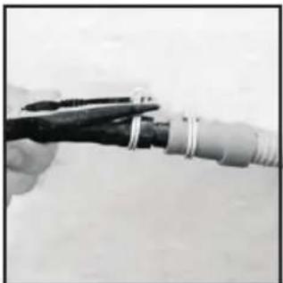 CANDY GCS 9913A1S - Instale a mangueira da segunte forma: - 4