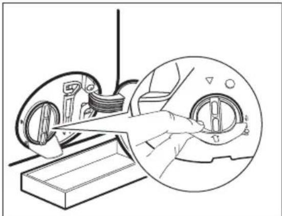 AEG LP5482 - Procedere come segue per effettuare la pulizia della pompa: - 2