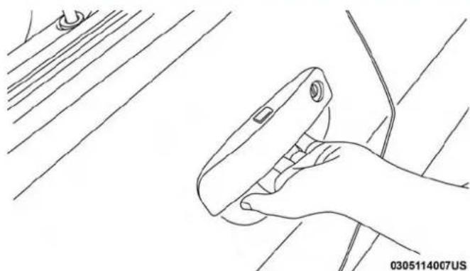 DODGE Challenger SRT (2018) - Déverrouillage de portière à partir de la portière du conducteur : - 1