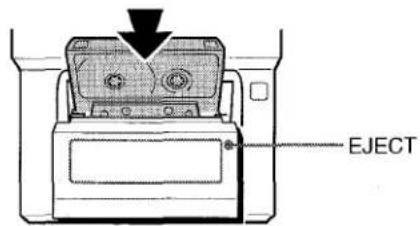 AIWA XRM35 - Inserte la cinta que vaya a grabar en la pletina. - 1
