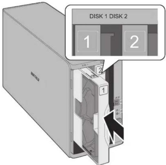 BUFFALO LinkStation 420 NVR - Insérez le nouveau disque dans l'emplacement vide. - 1