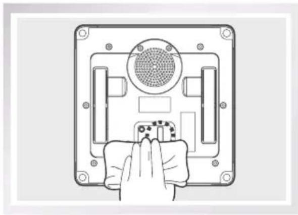 ECOVACS W830 - Nettoyage des détecteurs de bord - 1