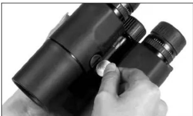 LEICA Geovid 42 BRF - Colocar la tapa protectora del objetivo - 1