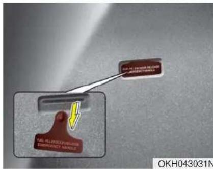 KIA K900 (2018) - Ouverture d'urgence du volet du réservoir d'essence - 1