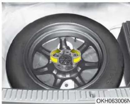 KIA K900 (2018) - ■ Démarrer un véhicule soutenu par un cric - 1