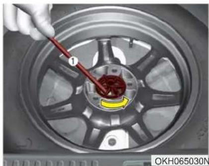 KIA K900 (2018) - ■ Démarrer un véhicule soutenu par un cric - 2