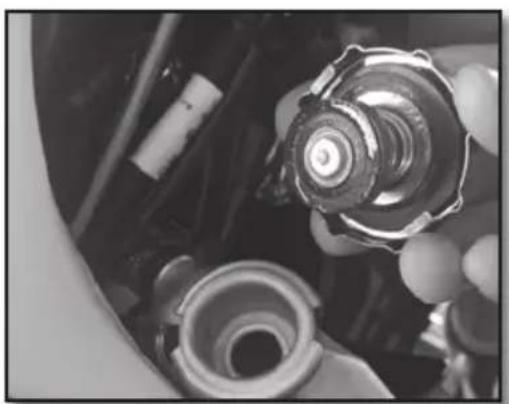 Sherco 125 SER (2018) - SERVICING THE COOLING SYSTEM - 2