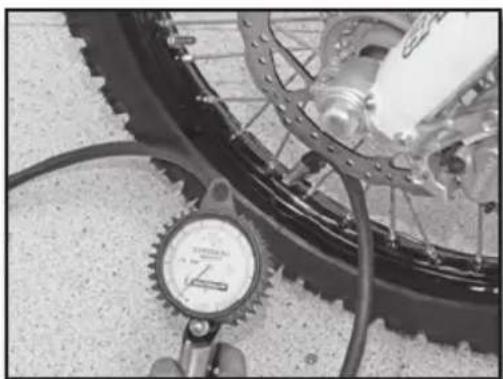 Sherco 125 SER (2018) - CHECKING THE TIRE PRESSURE - 1