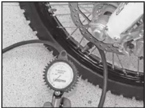 Sherco 125 SER (2018) - CONTROL DE LA PRESION DE LOS NEUMÁTICOS - 1