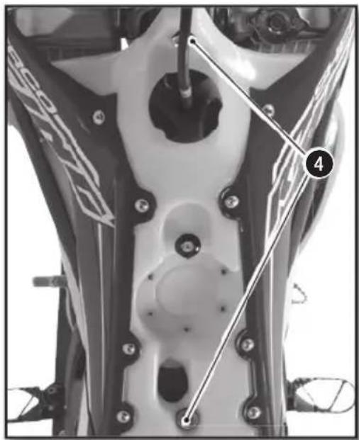 Sherco 125 SER (2018) - REMONTAGE DU RÉSERVOIR D'ESSENCE - 4
