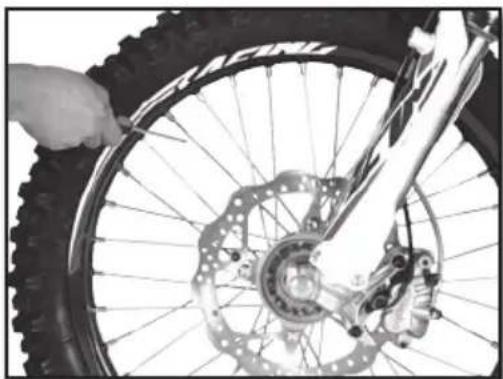 Sherco 125 SER (2018) - VÉRIFICATION DE LA TENSION DES RAYONS - 1