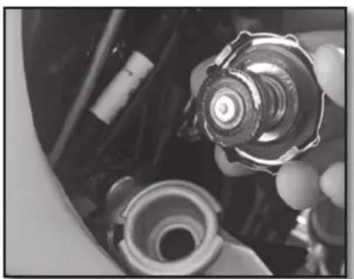 Sherco 125 SER (2018) - CONTRÔLÉ DU NIVEAU DE LIQUIDE DE REFROIDISSEMENT - 2