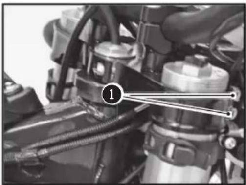 Sherco 250 SER (2017) - REGLAJE DEL JUEGO DE LOS COJINETES DE DIRECCION - 2