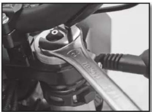 Sherco 250 SER (2017) - Réglage de la precontrainte du ressort de la fourche - 1