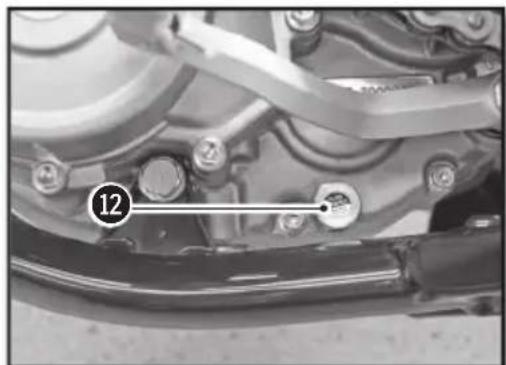 Sherco 250 SEFR (2017) - REFILLING THE ENGINE WITH OIL - 3