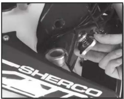 Sherco 250 SEFR (2017) - CONTRÔLÉ DU NIVEAU DE LIQUIDE DE REFROIDISSEMENT - 2
