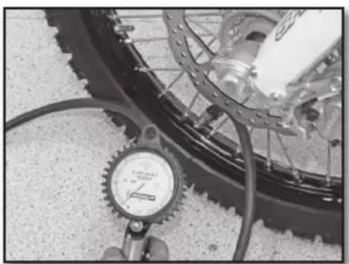 Sherco 250 SEFR (2017) - CHECKING THE TIRE PRESSURE - 1