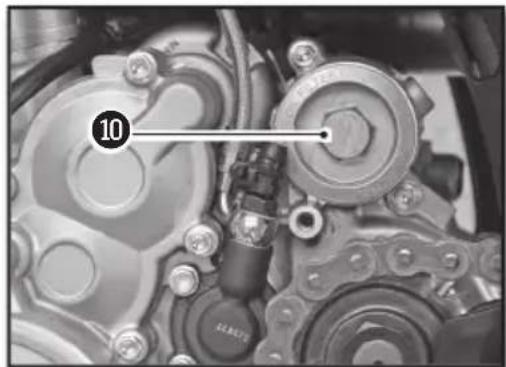 Sherco 250 SEFR (2017) - REFILLING THE ENGINE WITH OIL - 2