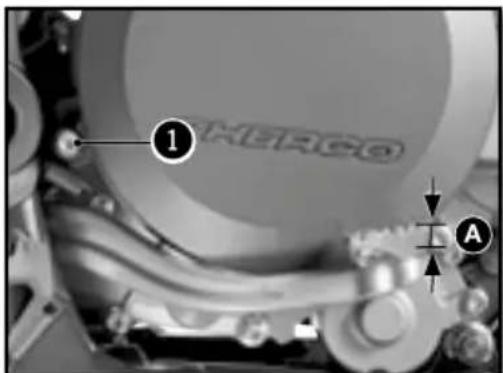 Sherco 250 SER (2016) - VÉRIFICATION DE LA GARDE DE LA PÉDALE DE FREIN ARRÊIRE - 1