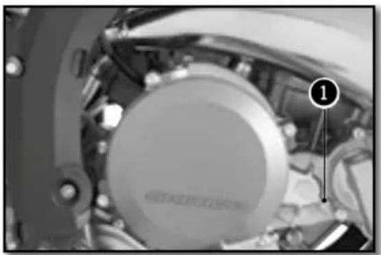 Sherco 250 SER (2016) - CHECKING THE ENGINE OIL LEVEL - 1