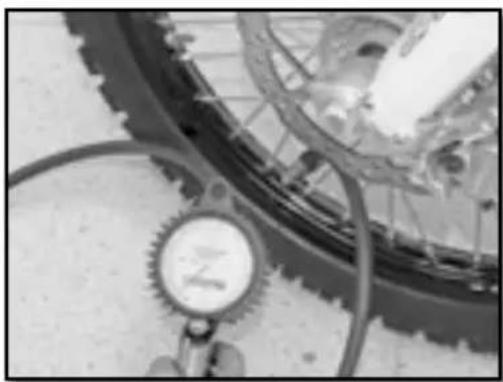 Sherco 250 SER (2016) - CHECKING THE TIRE PRESSURE - 1