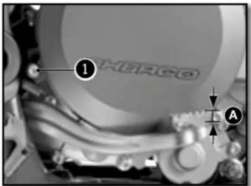 Sherco 250 SER (2016) - COMPROBACION DEL RECORRIDO DEL PEDAL DE FRENO TRASERO - 1