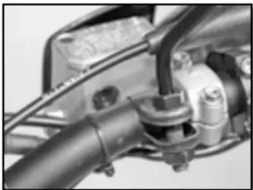 Sherco 250 SER (2016) - CONTRÔLÉ DU Niveau DE LIQUIDE FREIN AVANT - 1