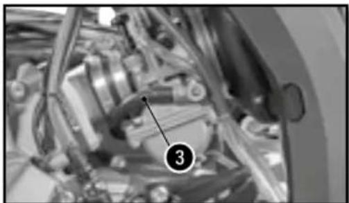 Sherco 250 SER (2016) - REMONTAGE DU RÉSERVOIR D'ESSENCE - 3