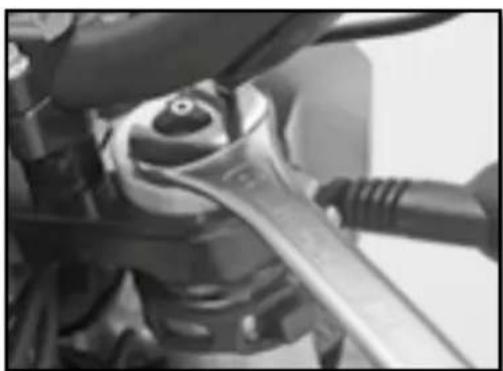 Sherco 250 SER (2016) - RéGLAGE DE LA PRECONTRAINTE DU RESSORT DE LA FOURCHE - 1