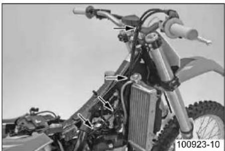 KTM 250 SXF (2011) - アクセルワイヤーの取回しを点検する - 1