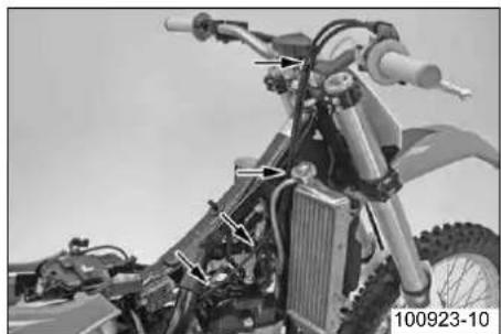 KTM 250 XCF (2011) - アクルフィヤーの取回を点検する - 1