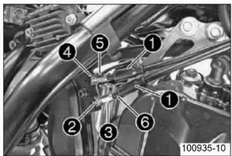 KTM 250 SXF (2012) - アクルフィヤーの遊ばを調節する - 1