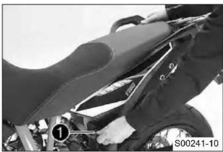 KTM 1190 Adventure R (2013) - トを取り外す - 1