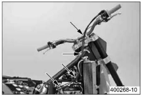 KTM 450 SXF (2009) - 'Ελεγχος τοποθέτησης ντιζών Bowden γκαζιού - 1