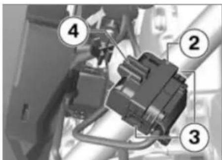 BMW R 1200 GS Adventure (2017) - Metre en place le connecteur de diagnostic - 2