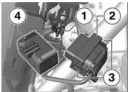 BMW R 1200 R (2017) - Mettre en place le connecteur de diagnostic - 3