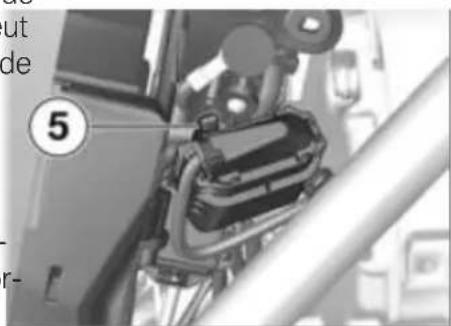 BMW R 1200 R (2017) - Mettre en place le connecteur de diagnostic - 1