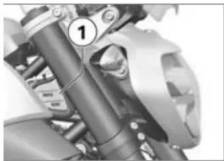 BMW R 1200 R (2017) - Contrôler le niveau de liquide de refroidissement - 1