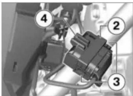 BMW R 1200 R (2017) - Mettre en place le connecteur de diagnostic - 2